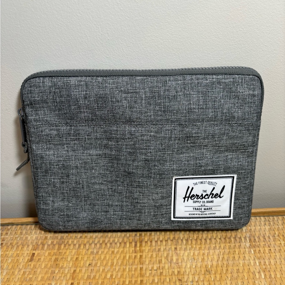 Herschel Anchor Sleeve, Raven Crosshatch case/bag NWT